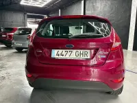 Usado Ford Fiesta Trend 70 CV (51 kW) 2010 Granate Berlina