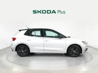 Usado Skoda Fabia Style 95 CV (69 kW) 2022 Gris plata Utilitario