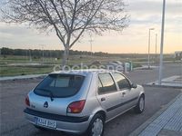 Usado Ford Fiesta Trend 60 CV (44 kW) 2002 Gris / plata Utilitario
