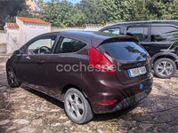 Usado Ford Fiesta Trend 82 CV (60 kW) 2010 Violeta / lila Utilitario