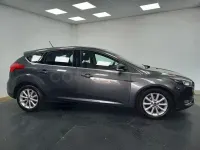 Usado Ford Focus Titanium 126 CV (92 kW) 2018 Gris Berlina