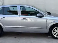 Usado Opel Astra Cosmo 110 CV (80 kW) 2009 Gris Utilitario