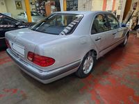Usado Mercedes E230 Elegance 150 CV (110 kW) 1995 Gris / plata Berlina