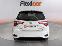 Usado Toyota Yaris Hybrid Active 100 CV (73 kW) 2019 Blanco Berlina