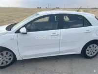 Usado Kia Rio Plus 84 CV (61 kW) 2017 Blanco Berlina