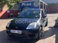 Usado Ford Fiesta 100 CV (73 kW) 2005 Negro Utilitario