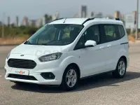 Usado Ford Tourneo Courier Trend 102 CV (75 kW) 2018 Blanco Monovolumen