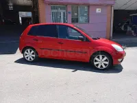 Usado Ford Fiesta Trend 68 CV (50 kW) 2004 Rojo Utilitario