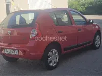 Usado Dacia Sandero Lauréate 70 CV (51 kW) 2010 Rojo Berlina