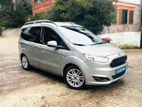 Usado Ford Tourneo Courier Titanium 97 CV (71 kW) 2015 Beige Monovolumen