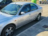Usado Ford Mondeo Ambiente 115 CV (84 kW) 2001 Gris / plata Berlina