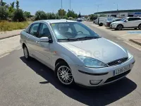 Usado Ford Focus Ghia 100 CV (73 kW) 2003 Gris / plata Berlina