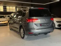 Usado VW Touran Advance 150 CV (110 kW) 2017 Gris / plata Monovolumen