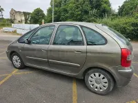 Usado Citroën Xsara Picasso Exclusive 110 CV (80 kW) 2007 Marrón Monovolumen