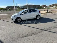 Usado Kia Rio 85 CV (62 kW) 2013 Blanco Berlina