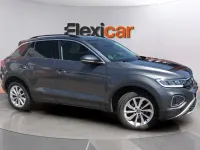 Usado VW T-Roc Life 150 CV (110 kW) 2024 Gris SUV