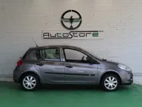 Usado Renault Clio IV Business 75 CV (55 kW) 2013 Gris / plata Berlina