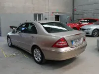 Usado Mercedes C240 Elegance 170 CV (125 kW) 2005 Beige Berlina