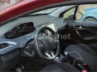 Usado Peugeot 208 Style 82 CV (60 kW) 2017 Granate Utilitario