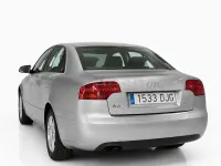 Usado Audi A4 140 CV (102 kW) 2005 Gris / plata Berlina