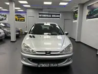 Usado Peugeot 206 70 CV (51 kW) 2006 Gris / plata Berlina