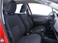 Usado Toyota Yaris Active 69 CV (50 kW) 2016 Rojo Utilitario