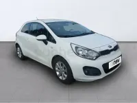 Usado Kia Rio 90 CV (66 kW) 2014 Blanco Berlina