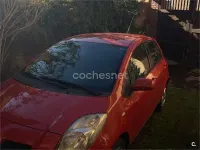 Usado Toyota Yaris 87 CV (63 kW) 2006 Granate Berlina