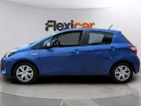 Usado Toyota Yaris Hybrid Active 100 CV (73 kW) 2019 Azul Berlina