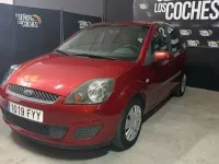 Usado Ford Fiesta Futura 80 CV (58 kW) 2007 Rojo Utilitario