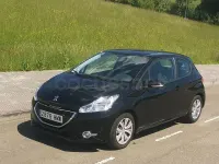 Usado Peugeot 208 Active 92 CV (67 kW) 2012 Negro Utilitario