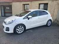 Usado Kia Rio 75 CV (55 kW) 2015 Blanco Berlina