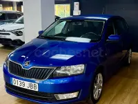 Usado Skoda Rapid Active 90 CV (66 kW) 2014 Azul Utilitario