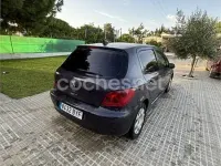Usado Peugeot 307 90 CV (66 kW) 2002 Violeta / lila Berlina