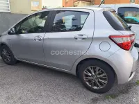 Usado Toyota Yaris Hybrid Active 100 CV (73 kW) 2018 Gris / plata Berlina