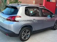 Usado Peugeot 2008 Active 110 CV (80 kW) 2017 Gris / plata SUV