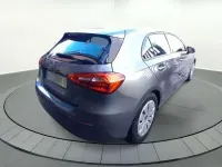 Usado Mercedes A180 116 CV (85 kW) 2019 Gris Utilitario