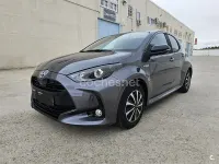 Usado Toyota Yaris Hybrid Active 116 CV (85 kW) 2021 Gris / plata Berlina