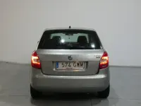 Usado Skoda Fabia 90 CV (66 kW) 2010 Beige