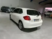 Begagnad Toyota Auris 90 HK (66 kW) 2007 Vit Halvkombi
