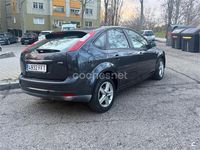 Usado Ford Focus Trend 90 CV (66 kW) 2006 Gris / plata Berlina