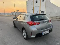 Usado Toyota Auris Active 90 CV (66 kW) 2013 Gris / plata Berlina