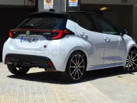 Usado Toyota Yaris Hybrid Plus 116 CV (85 kW) 2023 Gris / plata Berlina