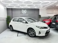Usado Toyota Auris Hybrid 136 CV (100 kW) 2015 Blanco Berlina