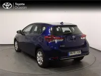 Usado Toyota Auris Hybrid Active 136 CV (100 kW) 2017 Azul Berlina