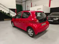 Usado Toyota Aygo 54 CV (39 kW) 2007 Rojo Utilitario