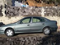 Usado Renault Mégane 90 CV (66 kW) 1997 Gris / plata Berlina