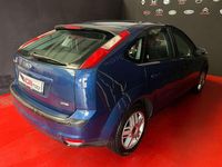 Begagnad Ford Focus Ghia 116 HK (85 kW) 2006 Blå Halvkombi