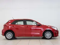 Usado Kia Rio 84 CV (61 kW) 2018 Rojo Utilitario