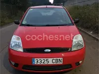 Usado Ford Fiesta Ghia 80 CV (58 kW) 2002 Rojo Utilitario